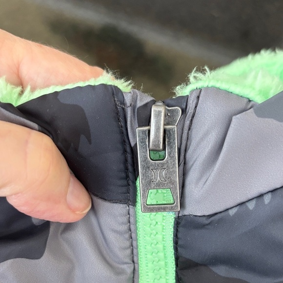 Hurley Camouflage Puffer Vest with Green Accents Size 24 months - Picture 4 of 10